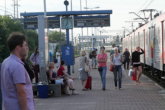 Opóźnienia pociągów są ciągłym utrapieniem podróżnych, czekających na peronach