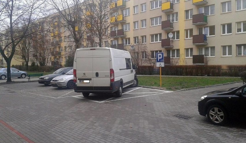 Kierowca zajął dwa miejsca parkingowe przy ul. Wyszyńskiego...