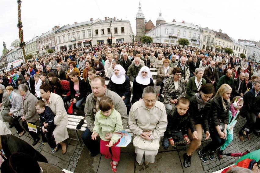 Wierni modlili się wspólnie i oglądali transmisję mszy...