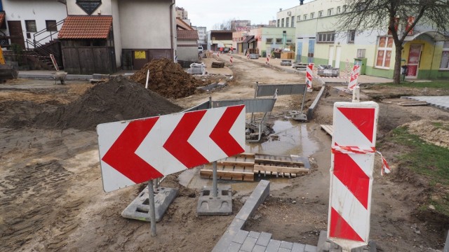 Trwa przebudowa drogi wewnętrznej przy ul. Fałata w Koszalinie. Ta inwestycja ma potrwać  aż do grudnia 2020 (jest podzielona etapy, by nie paraliżować ruchu na osiedlu). Inwestycja obejmuje przebudowę odcinka do ul. Wańkowicza o długości ok. 0,5km i Jana Pawła II o długości 0,2km. Projekt obejmuje przebudowę konstrukcji jezdni, przebudowę chodników oraz stanowisk postojowych, budowę kanalizacji deszczowej, rozbudowę oświetlenia drogowego i usunięcie kolizji z siecią telekomunikacyjną.