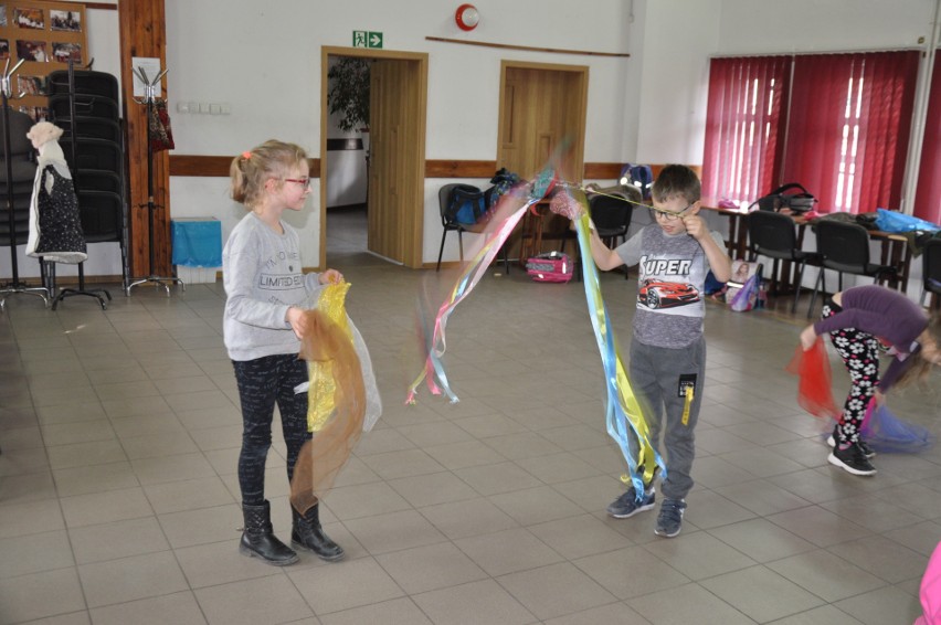 Podczas wczorajszych zajęć dzieci ćwiczyły m.in. żonglerkę...