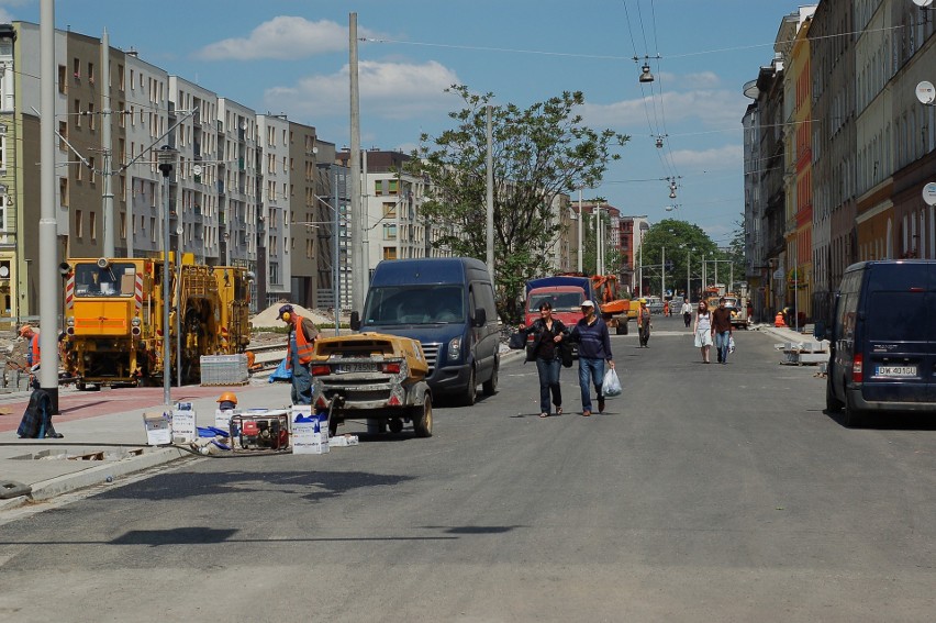 Ostatnie prace przed otwarciem ulicy Pułaskiego po remoncie...