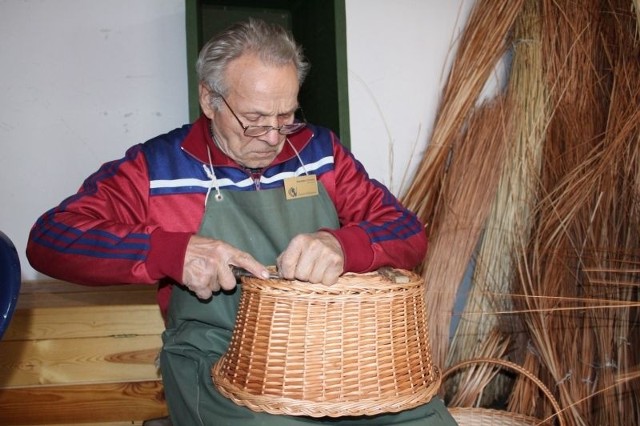 Stanisław Cholewa uczył podstaw wiklinowego rzemiosła.