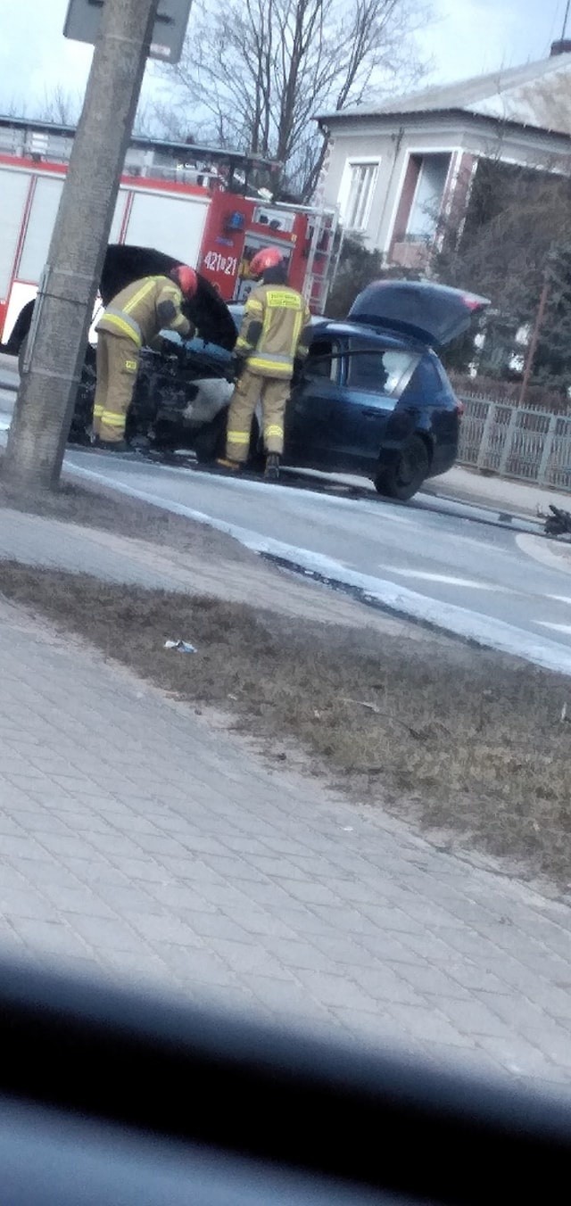 Grajewo. Wypadek na ul. Wojska Polskiego. Samochód osobowy zderzył się z motorowerem. Droga zablokowana [ZDJĘCIA]
