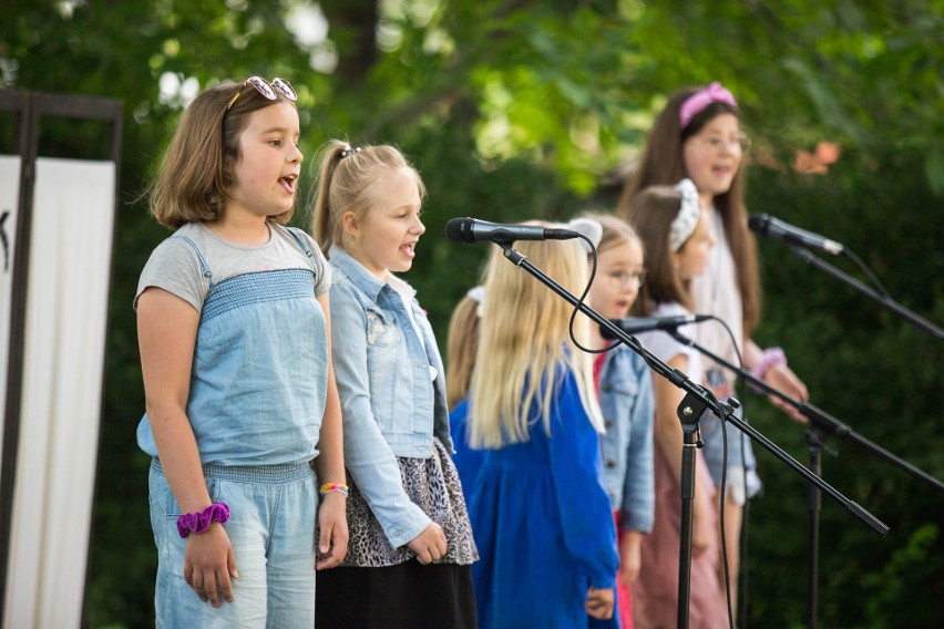 Otwarta Scena SOK-u na zakończenie roku. Koncert na dziedzińcu Szkoły Kultury SOK przy ulicy Banacha w Słupsku [ZDJĘCIA]