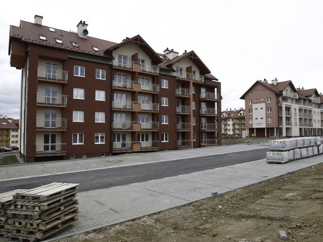 Na wschodnim stoku, od strony centrum Rzeszowa spółdzielnia buduje już ostatnie z 21 bloków.