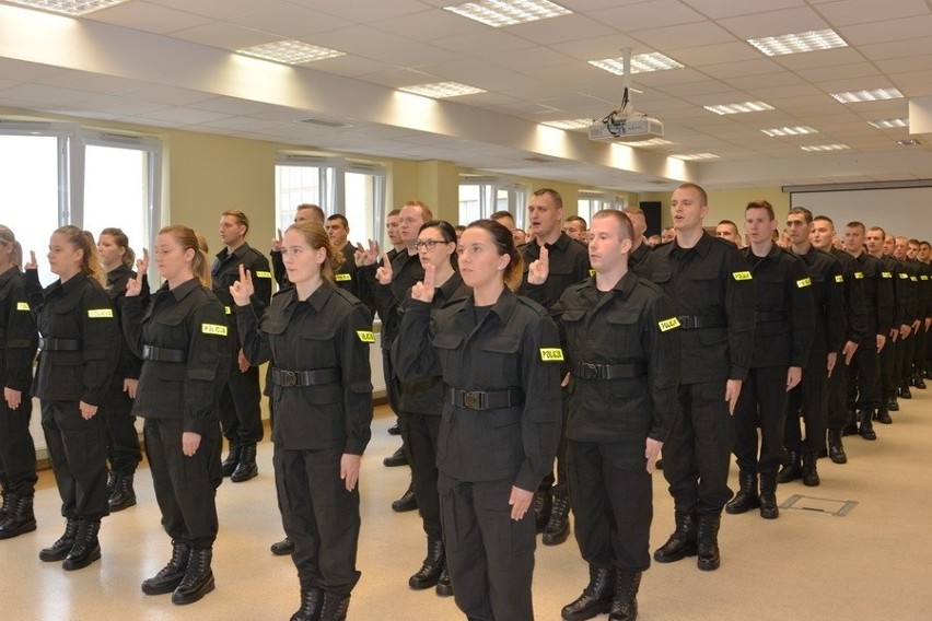 Nowi policjanci w garnizonie mazowieckim, m.in. w Ostrowi i Wyszkowie