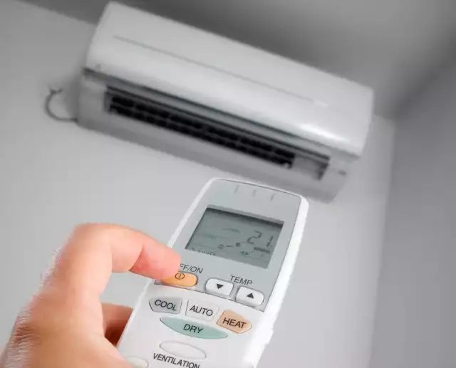 Klimatyzacja w mieszkaniu pomaga przetrwać upałyJeżeli korzystamy z klimatyzatora w domu lub mieszkaniu, to pamiętajmy, że powinien on schładzać pomieszczenie o maksymalnie 7 stopni Celsjusza w porównaniu z temperaturą panującą na zewnątrz.
