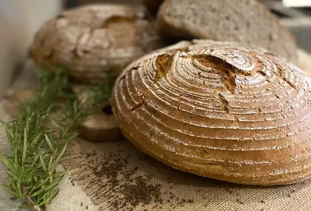 Chleb „Reformacki”  żytnio-pszenny z kminkiem jest pieczony w Piekarni Nawłoka na zakwasie i dodatkowo „wyprowadzany na rozczynie”.