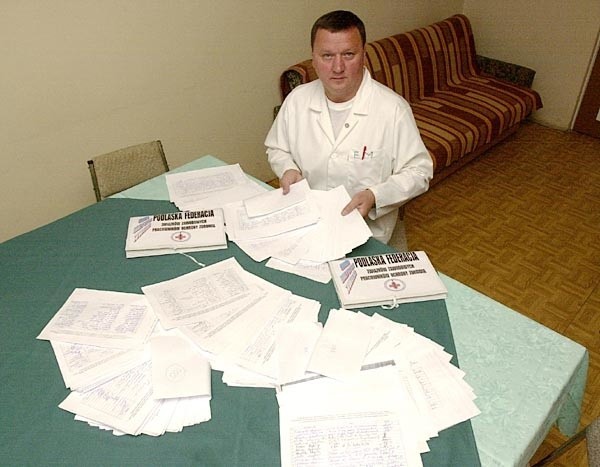 Eugeniusz Muszyc, szef Podlaskiej Federacji Związków Zawodowych Pracowników Ochrony Zdrowia prezentuje listy z Waszymi podpisami  