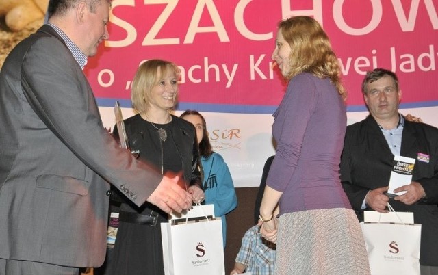 Zastępca burmistrza doktor Ewa Rondek i Jerzy Baran z NSG wręczają nagrodę słynnej polskiej szachistce Monice Soćko. 