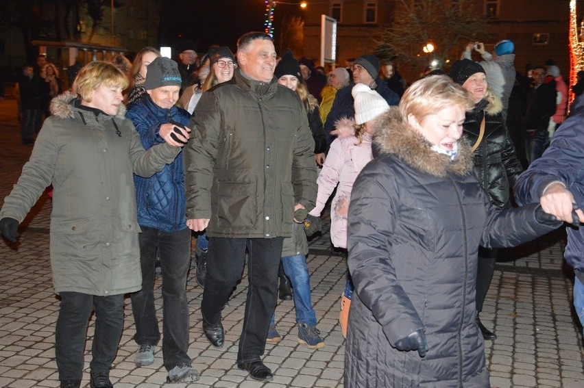 Sylwester 2018/2019 w Stalowej Woli. Nowy Rok witali polonezem na Placu Piłsudskiego 