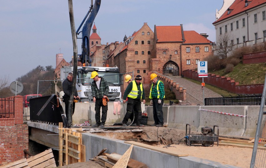 W piątek rozpoczęto betonowanie umocnień skarpy przy mostku...