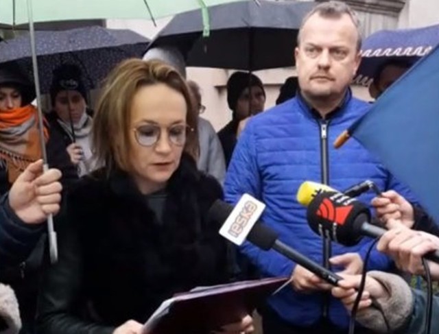 Prezydent Arkadiusz Chęciński wraz z rodzicami uczniów SP nr 3 podczas protestu przed delegaturą Kuratorium Oświaty w Sosnowcu.Zobacz kolejne zdjęcia. Przesuwaj zdjęcia w prawo - naciśnij strzałkę lub przycisk NASTĘPNE 