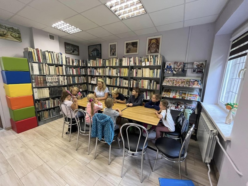 Wakacje w bibliotece w Wodzisławiu. Zabawy na świeżym powietrzu, czytanie książek, spotkania z gośćmi i nie tylko. Zobaczcie zdjęcia z zajęć