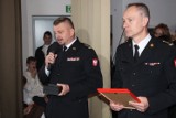 Rodzeństwo z Szynkielowa w powiecie wieluńskim uhonorowane odznakami strażackimi. Zapobiegli tragedii w domu rodzinnym
