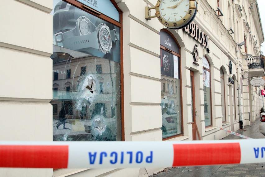 Włamanie do salonu jubilerskiego w centrum Lublina. Policja szuka sprawcy. Zobacz zdjęcia