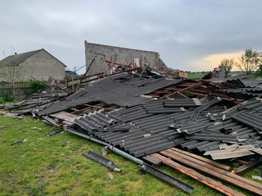 Wichura zerwała dachy z kilku budynków w gminie Przyrów...