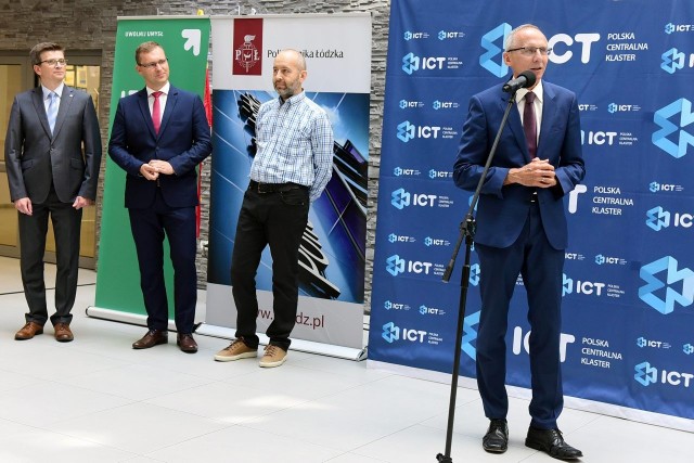 „Do czego ta matma?” to nowa inicjatywa, podjęta przez przedsiębiorstwa z branży IT i łódzkie uczelni należące do ICT Polska Centralna Klaster. Cykl klipów, zainaugurowany w lipcu 2021, będzie poświęcony praktycznej stronie matematyki, pokazując ją na przykładach projektów i rozwiązań stosowanych w łódzkich firmach IT.Pierwszy klip z cyklu  powstał we współpracy Politechniki Łódzkiej i firmy Harman, lidera w dziedzinie technologii samochodowej oraz innowacyjnych rozwiązań audio, będącej właścicielem takich marek jak JBL i Harman Kardon.