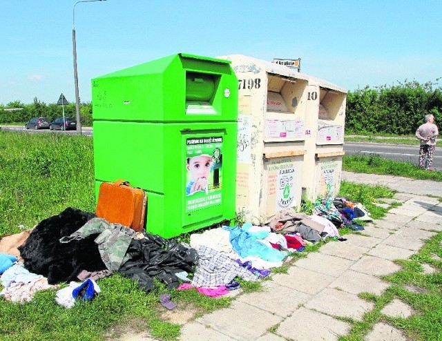 Pojemniki na używaną odzieżTakie śmietnisko wokół kontenerów znajdujących się przy zbiegu ulic Grenadierów i Wrzosowej w Kielcach jest na porządku dziennym.
