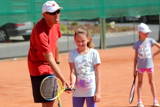 Trener Bartosz Nowak uczył dzieci gry w tenisa od podstaw.
