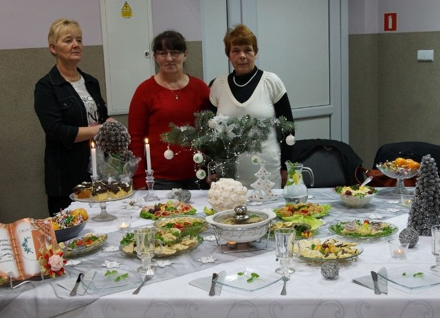 Konkurs kulinarny dla KGW z gminy ŚliwiceTo gospodynie z Brzeźna przy stole, który przygotowały na konkurs.