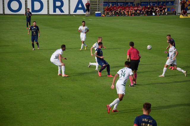 W meczu 33. kolejki Fortuna I ligi Olimpia Grudziądz przegrała na wyjeździe z Odrą Opole 0:1. Jedynego gola bialo-zieloni stracili w 85. minucie po problematycznym rzucie karnym, który na gola zamienił Krzysztof Janus.Po tej porażce grudziądzanie zajmują 16. pozycję. Aby się utrzymać w ostatniej kolejce grudziądzanie muszą pokonać Sandecję Nowy Sącz i liczyć, że swoje mecze przegrają GKS Jastrzębie, GKS Bełchatów, Zagłębie Sosnowiec lub Odra.Na kolejnych stronach zdjęcia z meczu w Opolu>>>