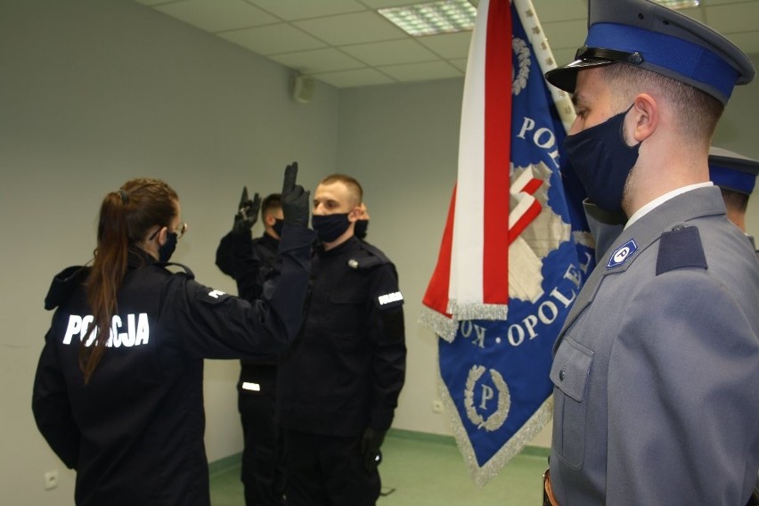 Nowi policjanci ślubowali w Opolu na sztandar.