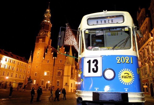 Tramwaj 13 kursował z Hallera przez Powstańców Śl., Rynek, Legnicką do Strzegomskiej. Tu symbolicznie na aukcji WOŚP 2005