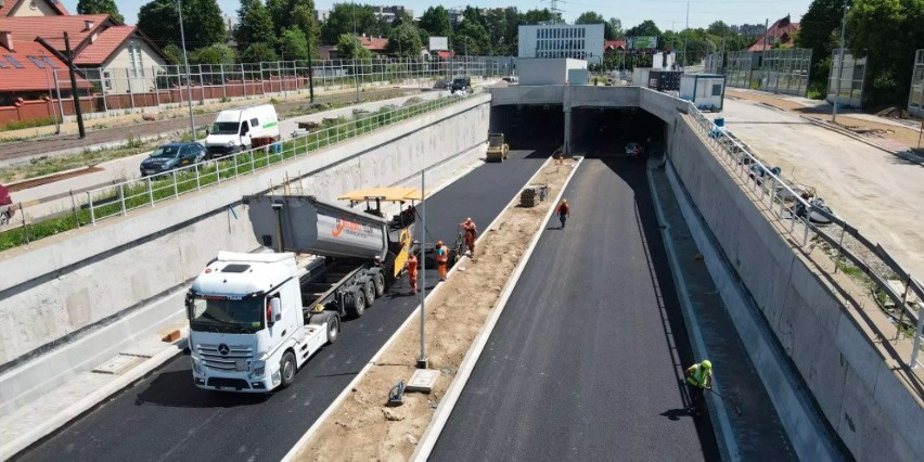 Kraków. Trasa Łagiewnicka: asfaltują jezdnie, postępują prace w tunelach. Zmiany w organizacji ruchu [ZDJĘCIA]