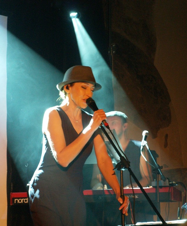Katarzyna Groniec w swoim najnowszym spektaklu muzycznym.