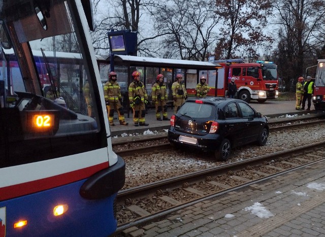 Samochód na torach na przystanku Garbary/Królowej Jadwigi. Na szczęście nikomu nic się nie stało