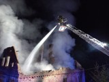 Pożar domu pod Oleśnicą. Ogień gasiło 6 zastępów straży pożarnej. Zobaczcie zdjęcia z akcji strażaków!