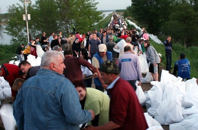 Setki osób pracowały w rejonie mostu na Łęgu, broniąc wałów przed pęknięciem i zalaniem drogi łączącej Tarnobrzeg ze Stalową Wolą.