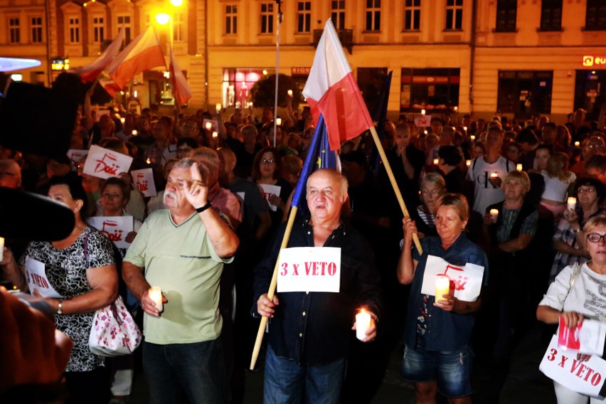 Tłum na Rynku Nowego Sącza: Wolne sądy - wolny naród [ZDJĘCIA]