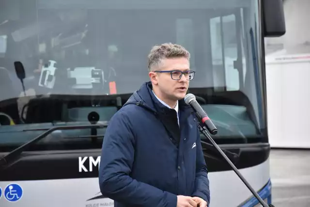 Prezes Kolei Małopolskich Tomasz Warchoł podczas prezentacji autobusów hybrydowych w Proszowicach