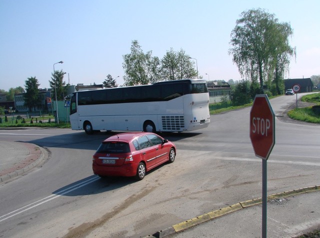 Wyjazd z ul. Jezioro na drogę nr 44 nie należy do bezpiecznych