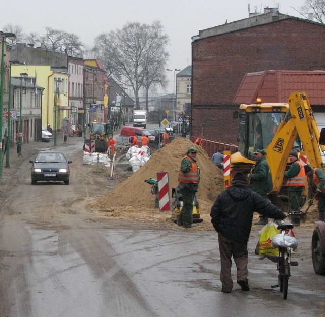 Prace trwają także na ulicy Sobieskiego, czyli głównej drodze przechodzącej przez miasteczko