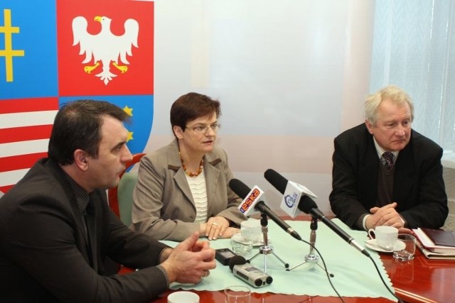 Krystyna Szumilas, wiceminister edukacji narodowej, przyjechała do Kielc na zaproszenie Piotra Żołądka, wicewojewody świętokrzyskiego (pierwszy z lewej), oraz świętokrzyskiego posła, Konstantego Miodowicza.
