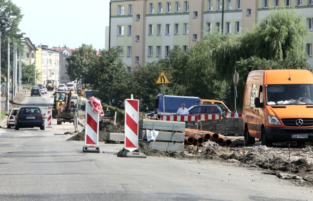 Zanim ułożona zostanie nowa nawierzchnia ulicy Kalinkowej trwają prace przy montażu krawężników, nowego profilu chodników i miejsc parkingowych oraz wymiana instalacji podziemnych. Kierowcy mogą się spodziewać utrudnień w ruchu.