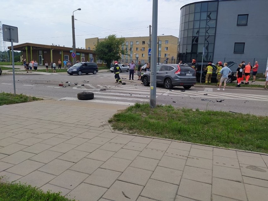 Białystok. Wypadek z udziałem trzech aut na skrzyżowaniu ulic Plażowa i Dojnowska. Dwie osoby poszkodowane [ZDJĘCIA]