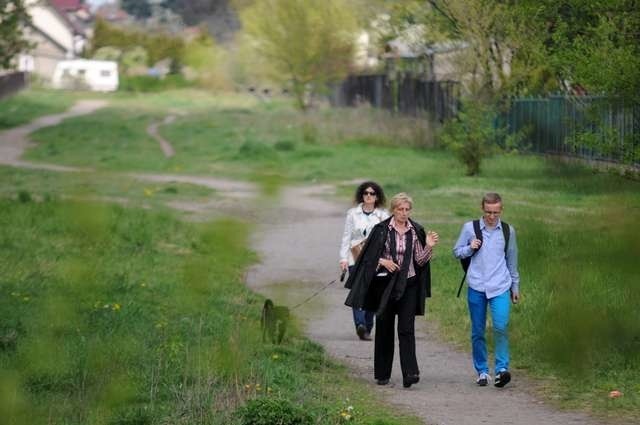 Chętnych do korzystania z przejścia nie brakuje. Jak argumentują przechodnie, jest przede wszystkim szybciej. Szkoda, że nie wygodniej