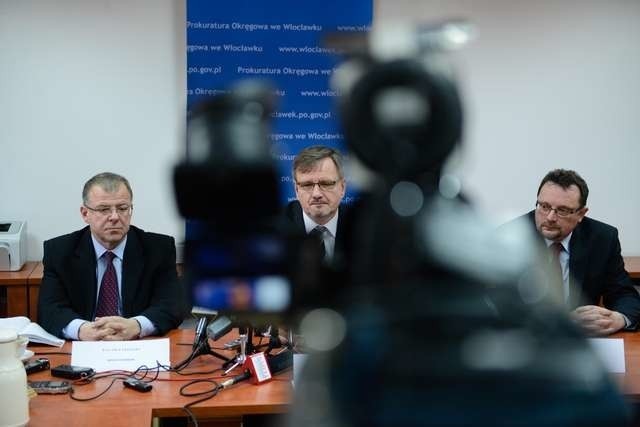 Na konferencji po wydarzeniach w szpitalu we Włocławku w obiektywie mediów znaleźli się (od lewej): rzecznik włocławskiej prokuratury Wojciech Fabisiak, prokurator okręgowy Jan Stawicki i Krzysztof Baranowski