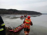 51-letni mężczyzna utonął w jez. Jeziorko we Wdzydzach w gminie Kościerzyna. Akcja strażaków z użyciem drona