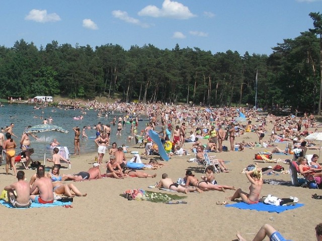 Morze czy jezioro to wciąż popularne miejsca wypoczynku dla wielu Polaków.