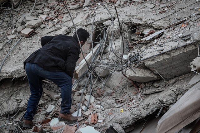W trzęsieniu ziemi w Turcji i Syrii zginęło już ponad 30 tys. osób