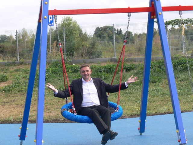 Po oficjalnym odbiorze na plac zabaw przy Marinie nad Jeziorem Tarnobrzeskim wkroczył prezydent miasta Grzegorz Kiełb, który upodobał sobie jedną z oryginalniejszych huśtawek
