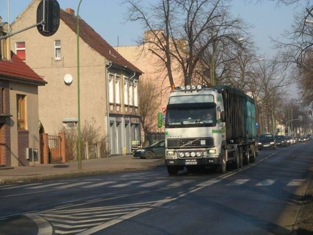 Tiry pojadą kolejąOkoło tysiąc ciężarówek dziennie przejeżdża przez centrum Słubic. O obrzeża zahacza trzy razy więcej.