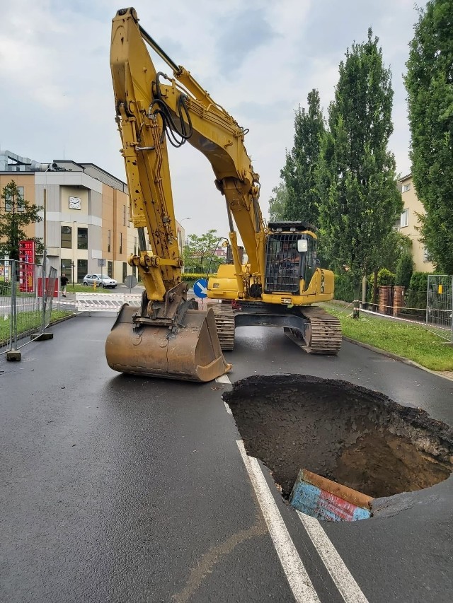 Wyrwa w Cieszynie na ul. Kolejowej. Trwają prace związane z jej usunięciem i naprawą jezdni