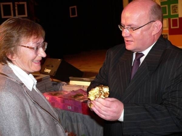 Złotą Pelargonię z rąk prezydenta Andrzeja Szlęzaka otrzymała Zdzisława Elgert.